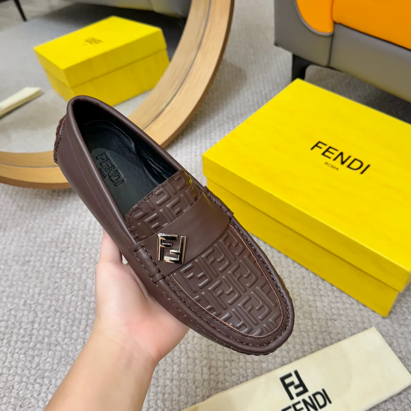 Men's shoes 💰420 [FENDI Fendi] 2⃣️0⃣️2⃣️5️⃣New Milan men's fashion lazy catwalk style ✅ fashionable casual beanie shoes, imported calfskin fabric, super smooth texture, sweat-absorbent and breathable, (sheepskin lining). Metal LOGO on the shoe body, Medusa avatar, irregular avatar, high-end craftsmanship logo✅ French Loft set foot design style 👟Low-key and elegant, great on-foot effect... Men's shoe size: 38-46 (4-12)